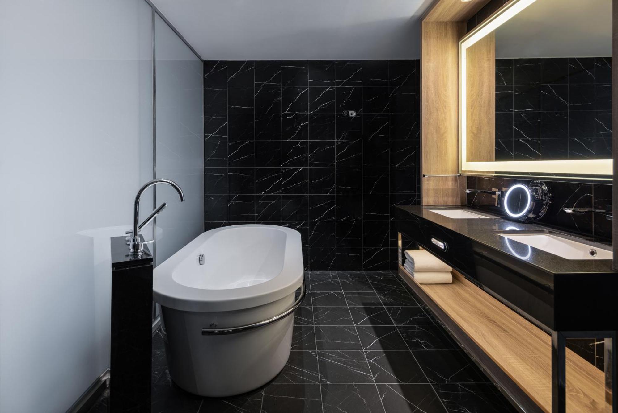 King Regency Suite with Airport View,1638479520:JPEG