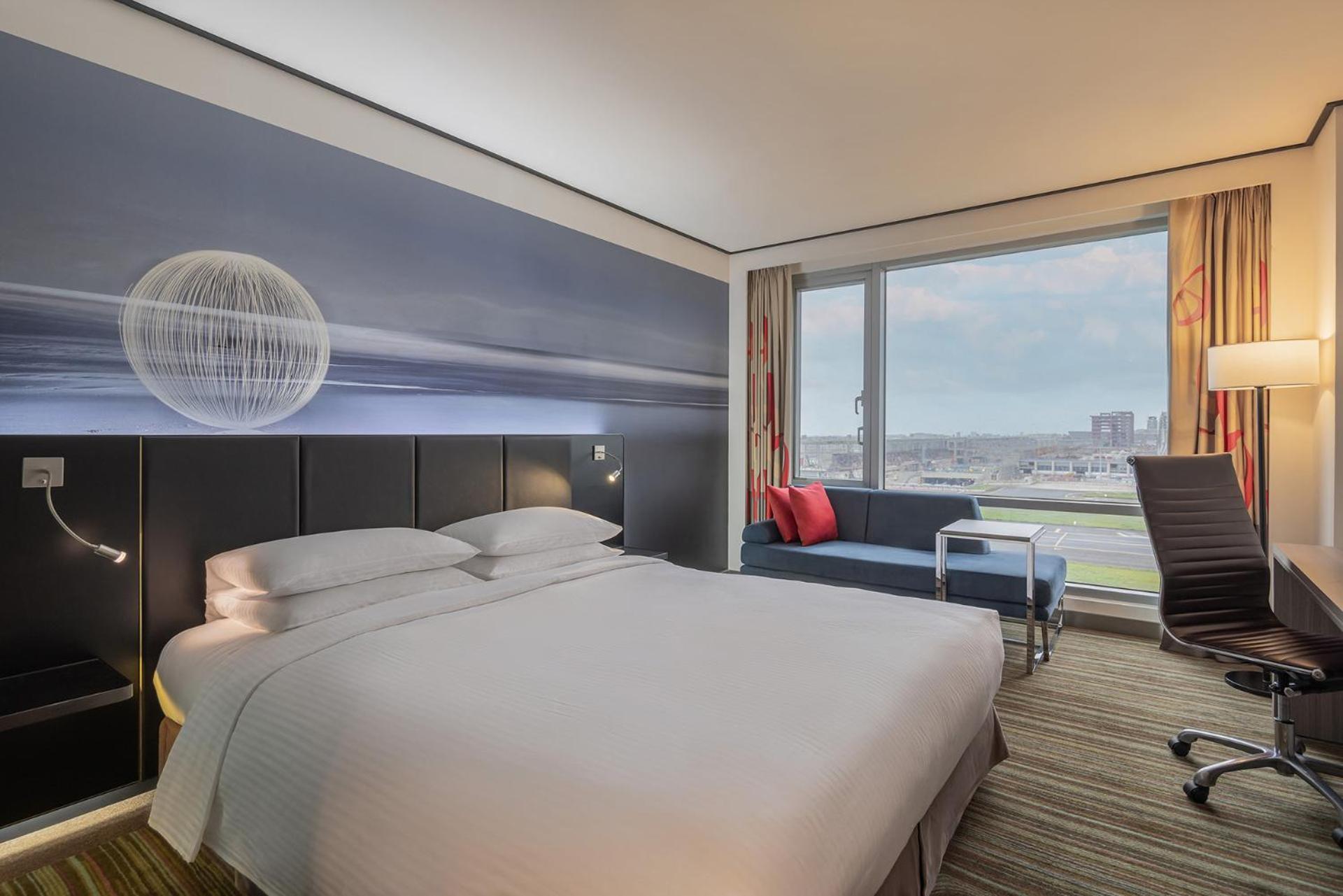 King Room with Airport View - Club Access,1717031474:JPEG